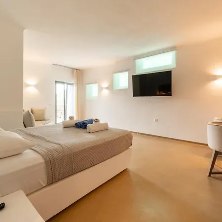 Iakinthos By Mykonian Kazarte Kalafatis